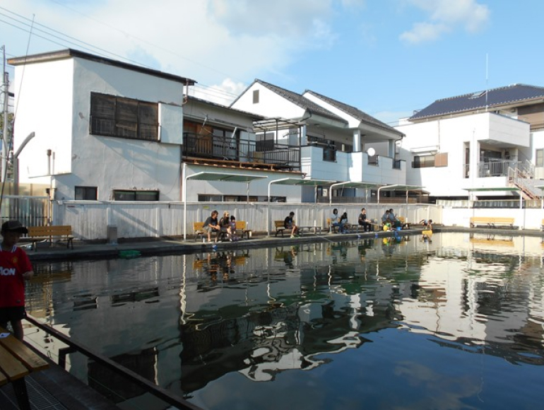 ショップ情報｜ファミリー釣り堀（店内施設）の運営